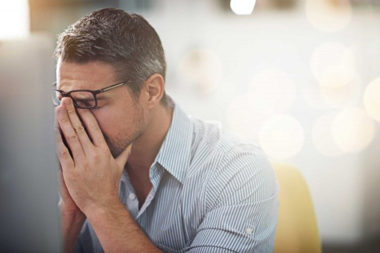Căng thẳng quá mức, thậm chí trầm cảm là một trong những tác động phổ biến của chuyện nam giới phải nhịn quan hệ quá lâu