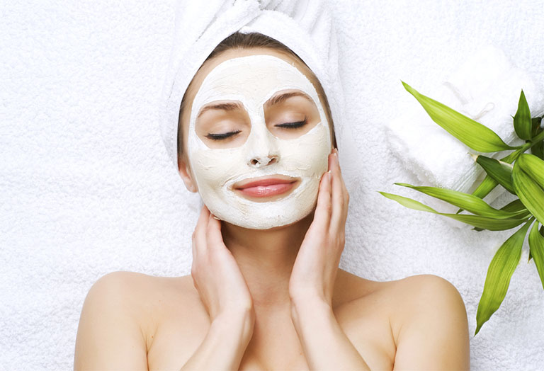 Đắp mặt nạ từ các nguyên liệu từ thiên nhiên không chỉ cải thiện tình trạng da mặt nỏi sần sùi, ngứa ngáy mà còn giúp da mặt chắc khỏe và đều màu
