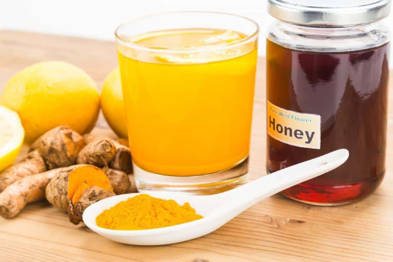 Nước tinh bột nghệ và mật ong có công dụng mạnh trong việc chữa đau dạ dày