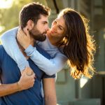 Con gái khi yêu rất thích được nói chuyện với người yêu, mong muốn được hiểu hơn về chàng