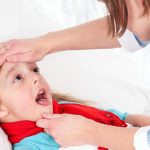 Không nên dùng thuốc kháng sinh chữa bệnh viêm họng cho trẻ trong giai đoạn đầu