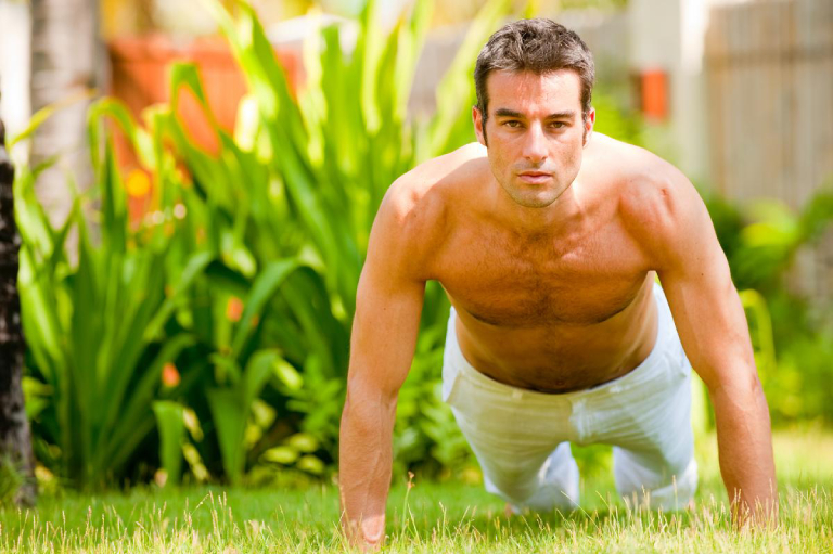 Thường xuyên vận động thể dục thể thao sẽ giúp cho hormone testosteron được ổn định, đàn ông nứng cặc 