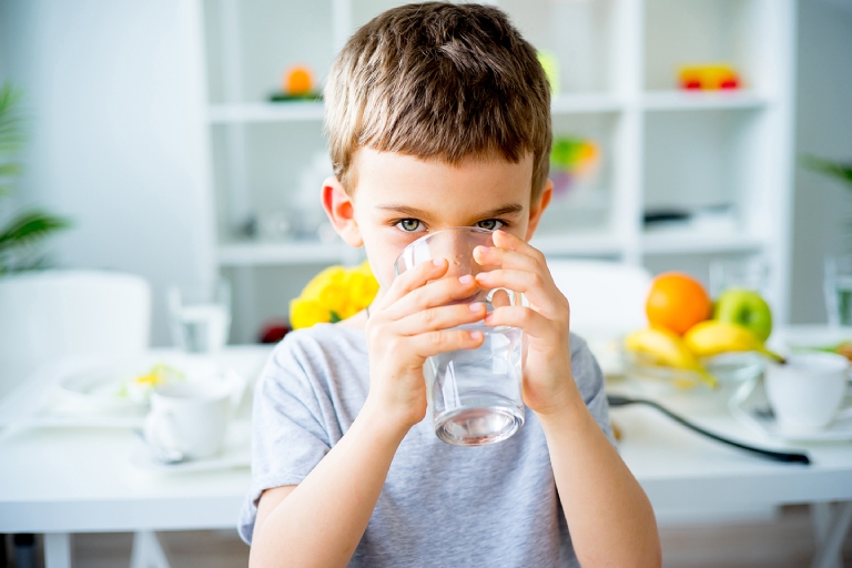 Cho trẻ uống nhiều nước khi bị viêm họng
