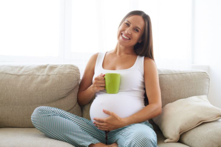 Uống nước lá đinh lăng có tác dụng bồi bổ sức khỏe cho sản phụ sau khi sinh