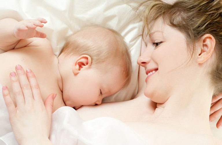 Mẹ nên thường xuyên cho bé bú giúp tăng cường sức khỏe và hệ miễn dịch