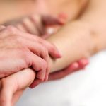 Nếu mẩn ngứa mề đay gây khó chịu, người bệnh có thể đến gặp bác sĩ để điều trị.