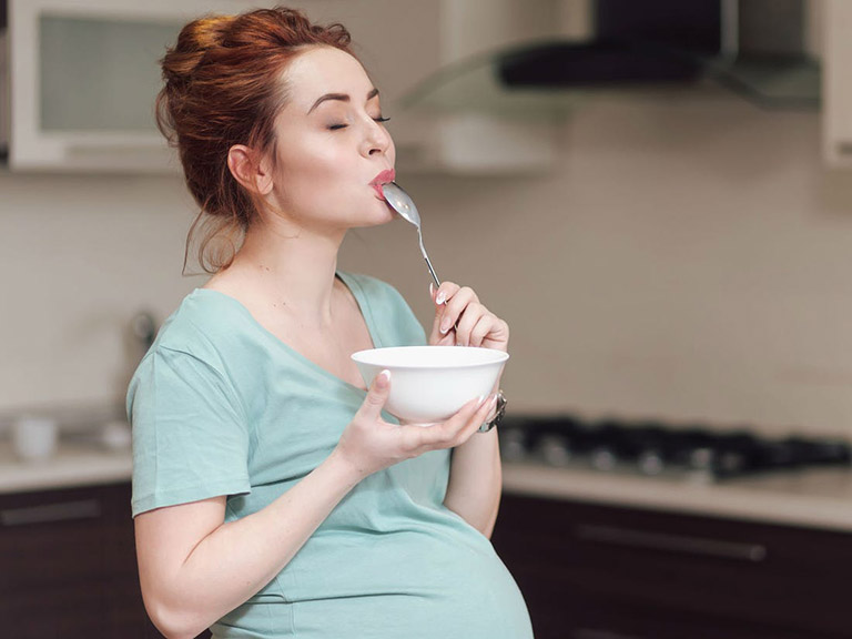 Phụ nữ mang thai cần ăn uống khoa học và điều độ để giảm ngứa, giúp bệnh mau khỏi.