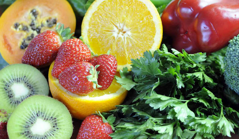 Trái cây giàu vitamin C giúp phòng ngừa bệnh viêm da cơ địa tái phát vào mùa lạnh.