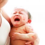 Trẻ hay bị nổi mề đay vào ban đêm là bệnh gì?