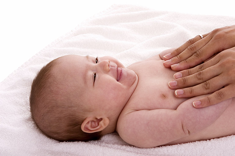 trị nghẹt mũi cho trẻ sơ sinh bằng phương pháp dân gian