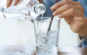 Có nên uống nước đá lạnh khi bị viêm họng?
