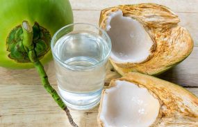 Uống nước dừa mang lại nhiều tác dụng tốt đối với sức khỏe