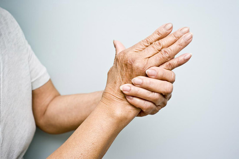 Bệnh có thể khiến các khớp bị sưng đau, nhất là các khớp ở tay và chân 