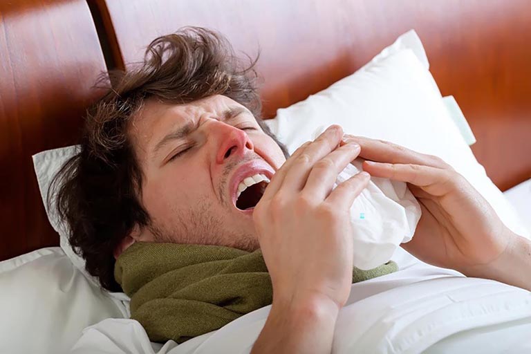 Bị viêm mũi dị ứng, cảm cúm kéo là một trong những nguyên nhân gây bệnh thường gặp 