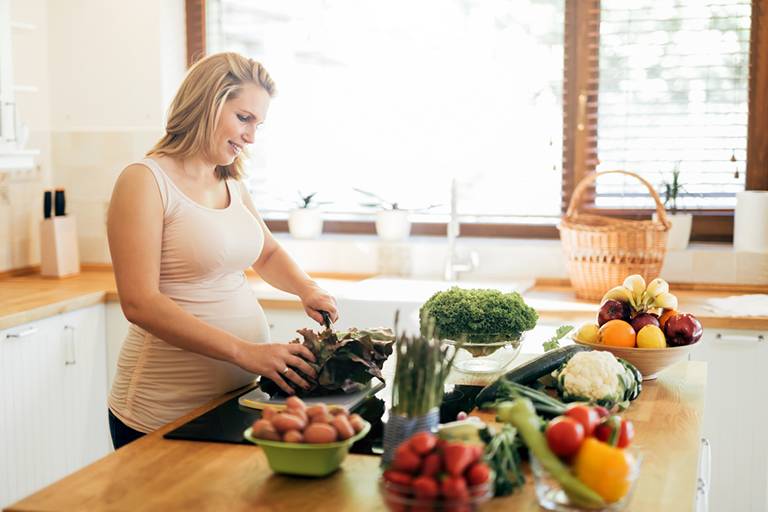 Mẹ bầu bị trĩ nên tăng cường ăn nhiều rau xanh nhất là các nhóm thực phẩm giàu chất xơ