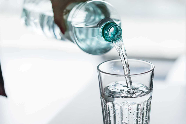 Bổ sung đầy đủ nước cho cơ thể để giúp giảm đau họng 