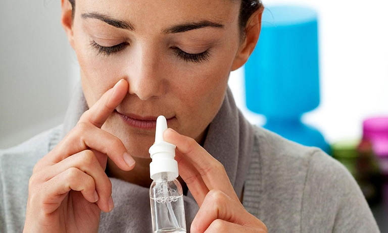 Nên rửa mũi thường xuyên để làm giảm tình trạng nghẹt mũi, sổ mũi 