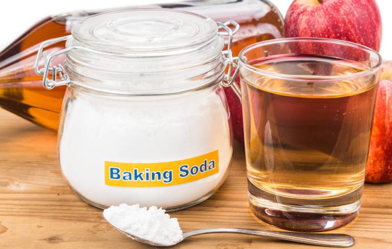 Công thức muối baking soda kết hợp giấm táo sẽ cho ra hỗn hợp trị mụn đầu đen hiệu quả.