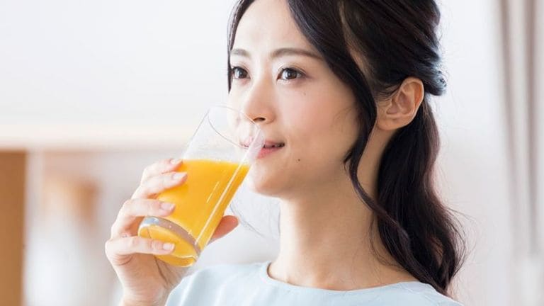 Đau dạ dày có nên uống nước cam hay không?