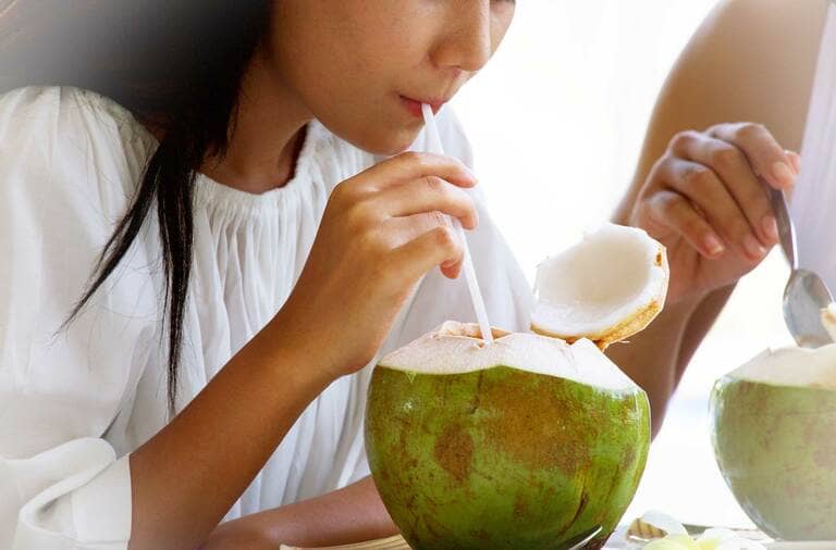 Đau dạ dày có nên uống nước dừa hay không?