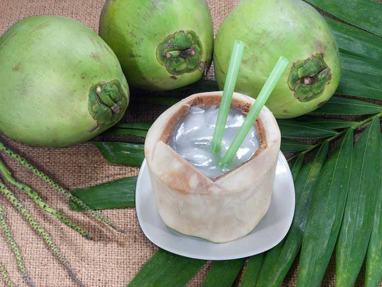 Nước dừa cũng là một loại thức uống rất tốt cho người bị bệnh đau dạ dày 