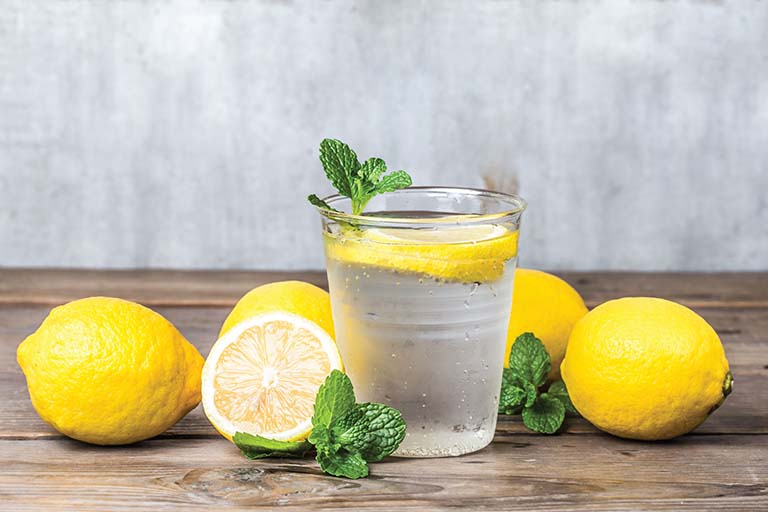 Nếu chưa biết bị đau dạ dày nên uống nước gì, chanh là một sự lựa chọn tốt 