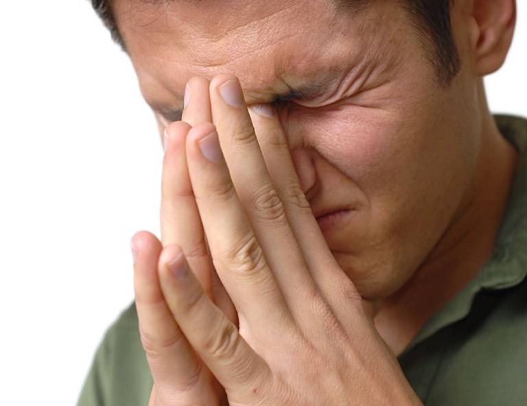Nhức đầu do viêm xoang xảy ra khi các xoang bị tắc nghẽn gây áp lực lên dây thần kinh