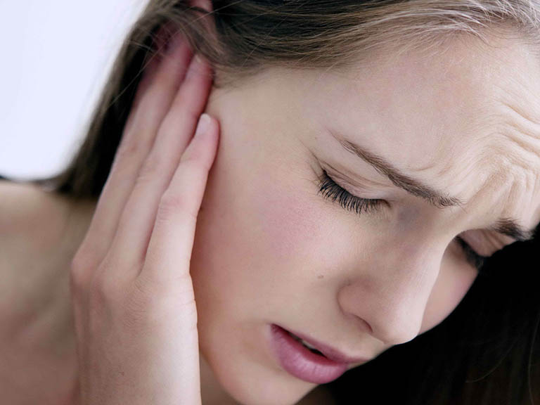 Nếu không điều trị sớm, viêm xoang sàng có thể gây viêm tai và các biến chứng nguy hiểm khác 