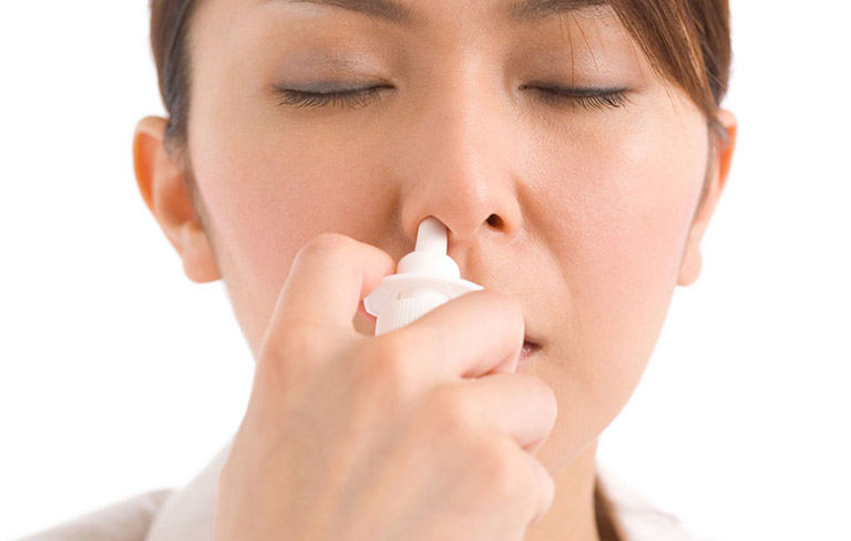 Có thể sử dụng các loại thuốc xịt mũi để làm giảm tình trạng tắc nghẹt mũi 
