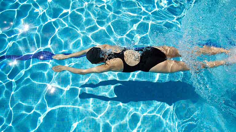 Người bị thoát vị đĩa đệm có thể luyện tập bơi lội