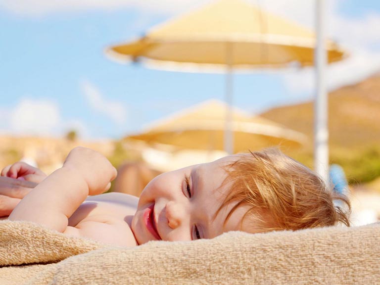 Thời tiết nóng ẩm là một trong những yếu tố làm tăng nguy cơ mắc bệnh lang ben ở trẻ em 
