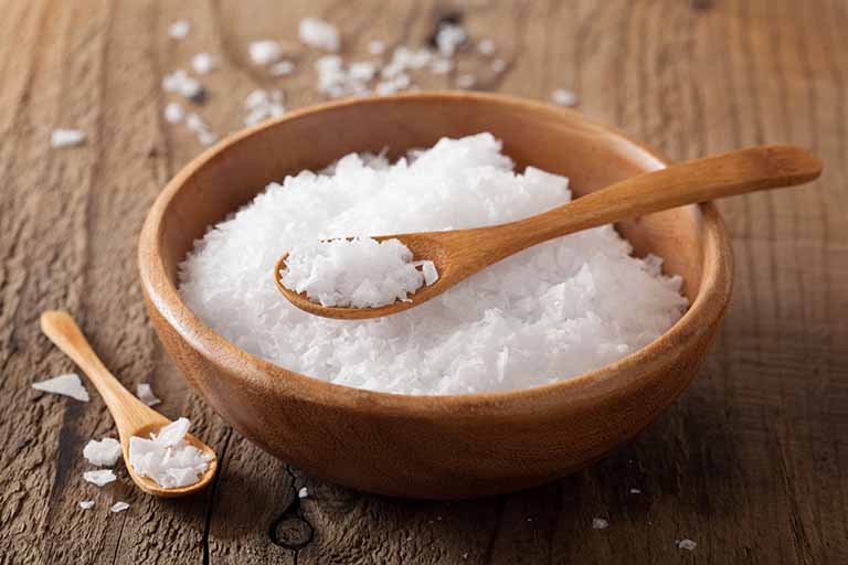 Nguyên liệu muối ăn đem pha loãng với nước cũng có khả năng làm sạch mũi giống với nước muối sinh lý nhưng rất khó để bạn pha chế đúng tỉ lệ