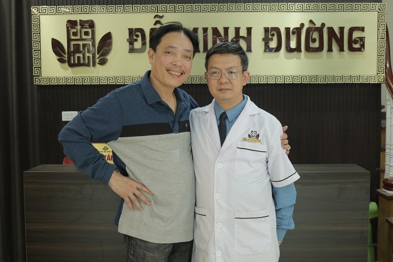 Nghệ sĩ ưu tú Minh Tuấn chụp ảnh cùng bác sĩ Tuấn sau khi kết thúc liệu trình điều trị tại Đỗ Minh Đường