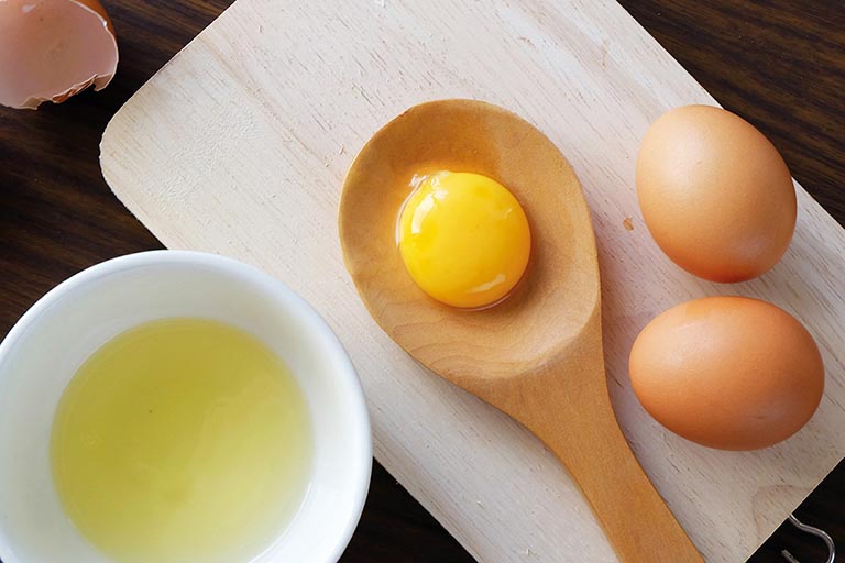 Lòng trắng trứng gà có tác dụng làm trắng, tăng độ đàn hồi cho da 