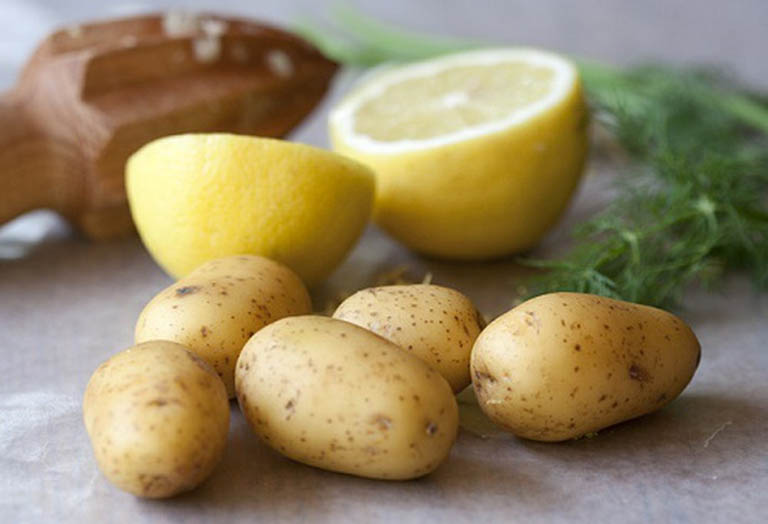 Dùng khoai tây và chanh sẽ giúp cho tác dụng trị tàn nhang tăng lên