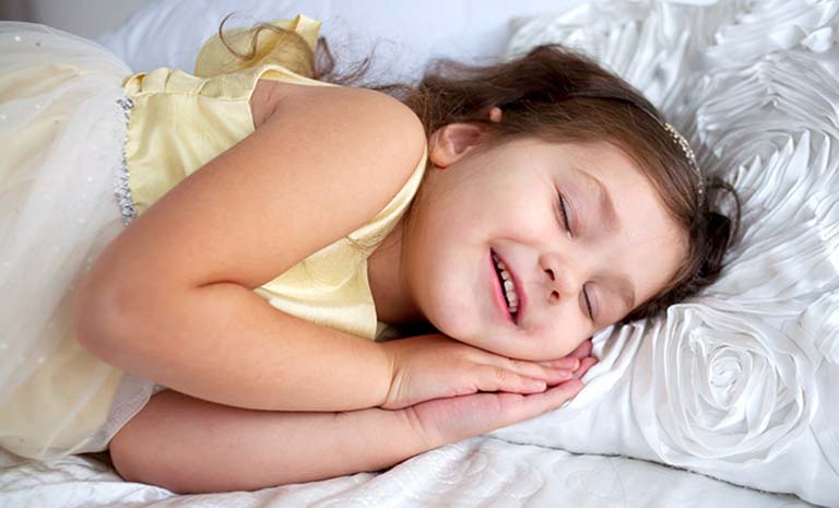 Trẻ bị đổ nhiều mồ hôi đầu khi ngủ