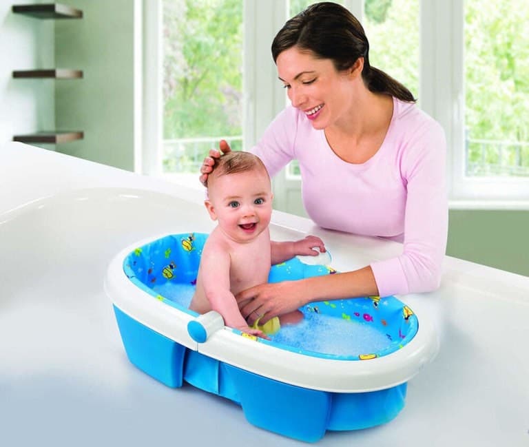 Tắm cho trẻ sơ sinh bằng nước kinh giới tươi phòng chống rôm sảy, mẩn ngứa