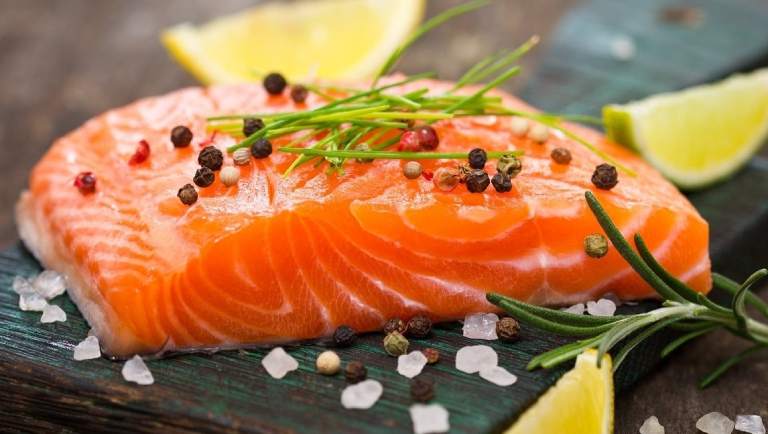 Cá ngừ, cá trích, hạt óc chó,... là những loại thực phẩm giàu Omega-3. tốt cho người bệnh.