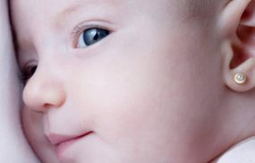 Có nhiều điều bố mẹ cần lưu ý khi bấm lỗ tai cho bé để tránh nhiễm trùng