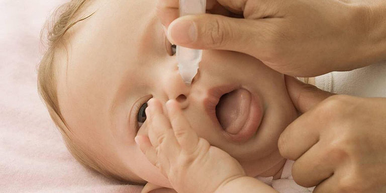Nên dùng nước muối sinh lý và bông sạch để vệ sinh mũi cho con 