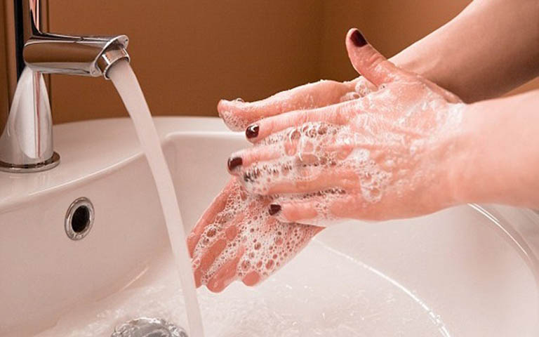 Cần rửa sạch tay trước khi vệ sinh mắt, mũi, tai cho con 