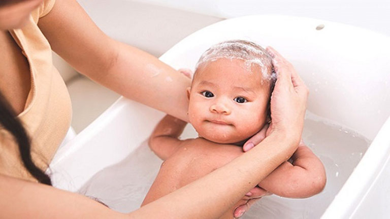 Có thể vệ sinh tai bằng khăn sạch trong khi tắm cho trẻ 