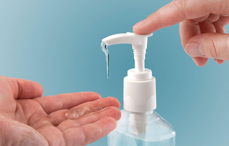 Chú ý rửa tay sạch sẽ trước khi muốn vệ sinh vị trí xỏ khuyên để tránh nhiễm trùng 