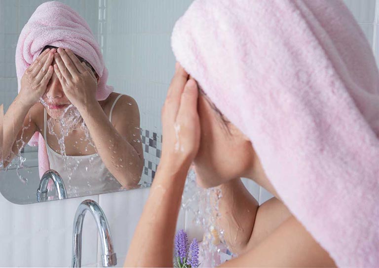 Cần vệ sinh da mặt đúng cách để ngăn ngừa mụn đầu đen 