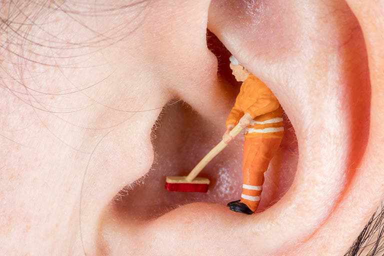 Vệ sinh sạch sẽ vùng tai mỗi ngày