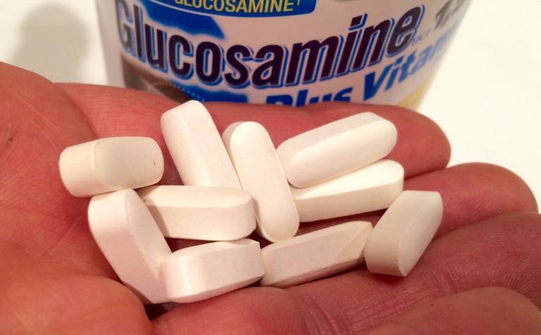 Bị thoái hóa cột sống có nên dùng glucosamine không là thắc mắc của nhiều người
