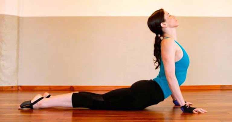 Người bị thoái hóa cột sống có nên tập yoga?