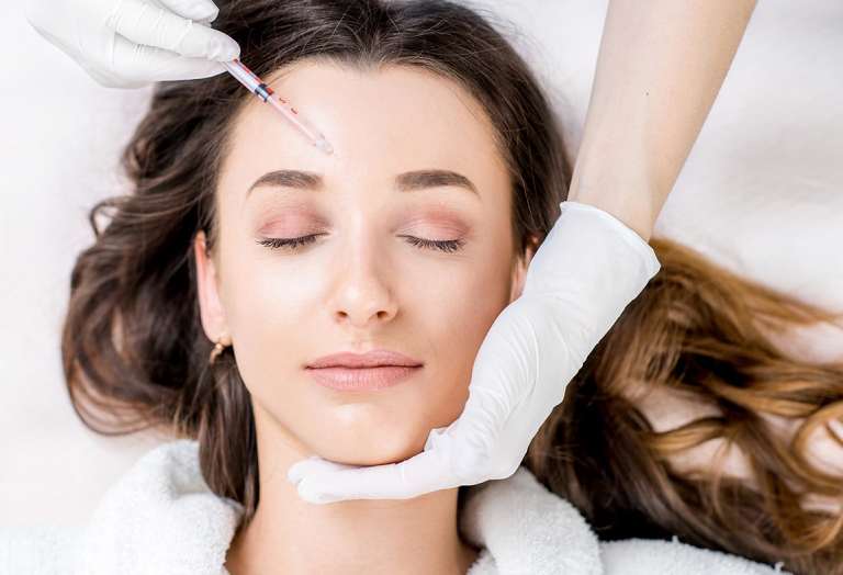Tiêm Botox là một thủ thuật được áp dụng trong thẩm mỹ, giúp da giảm mờ nếp nhăn.