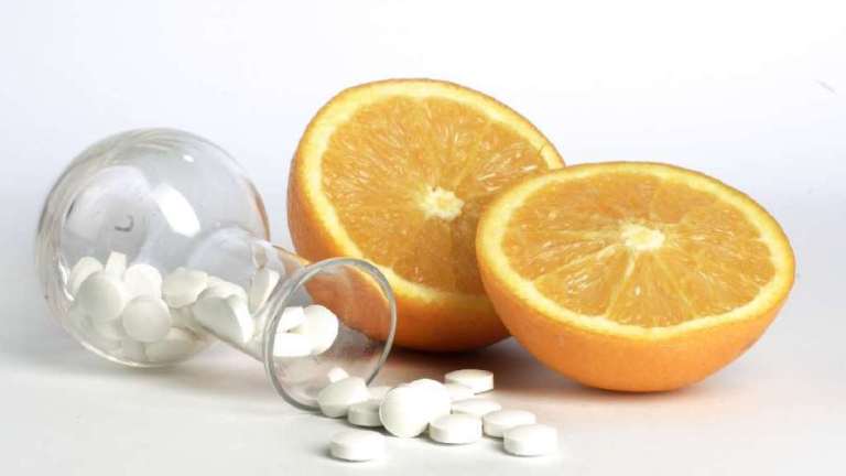 Bổ sung vitamin C bằng cách dùng thuốc hoặc ăn thực phẩm giàu vitamin C.