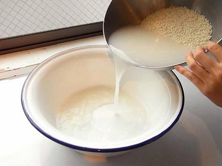 Rửa mặt bằng nước cám gạo giúp bạn có một làn da trắng mịn 